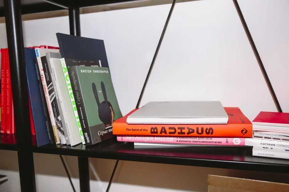 Rak buku tertata rapi